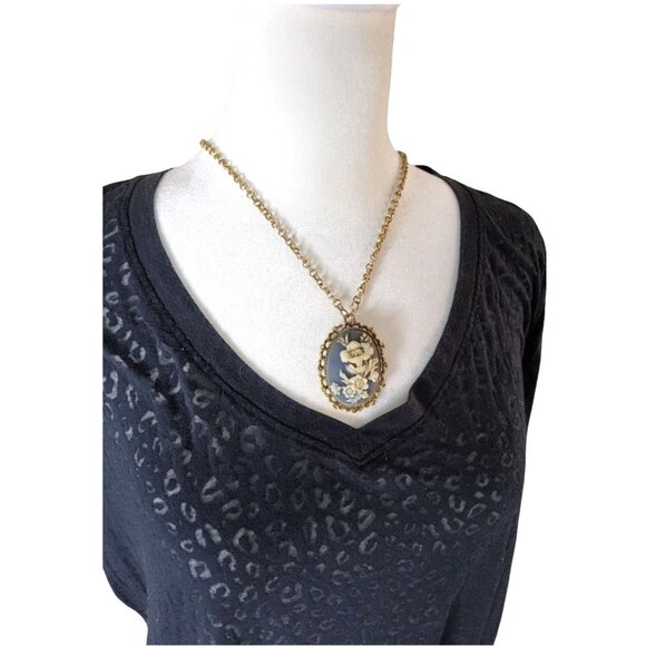 Vintage Gerrys Gold,Blue,White Gold Tone Victorian Rose Cameo Brooch Necklace - Picture 3 of 12